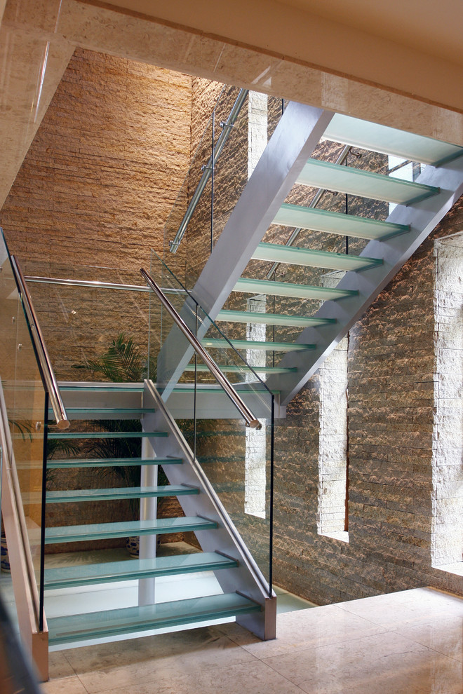 Стильный дизайн: п-образная лестница в современном стиле с стеклянными ступенями без подступенок - последний тренд
