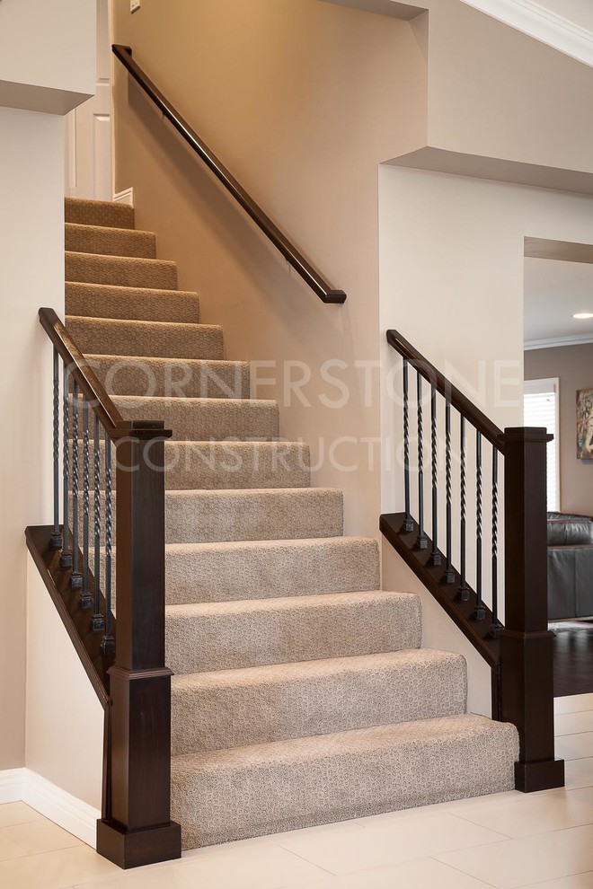 Стильный дизайн: прямая лестница с крашенными деревянными подступенками и ступенями с ковровым покрытием - последний тренд