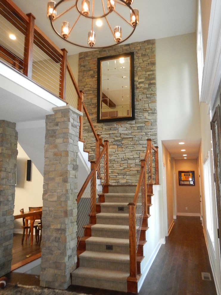 Пример оригинального дизайна: п-образная лестница в классическом стиле с ступенями с ковровым покрытием, ковровыми подступенками и перилами из тросов