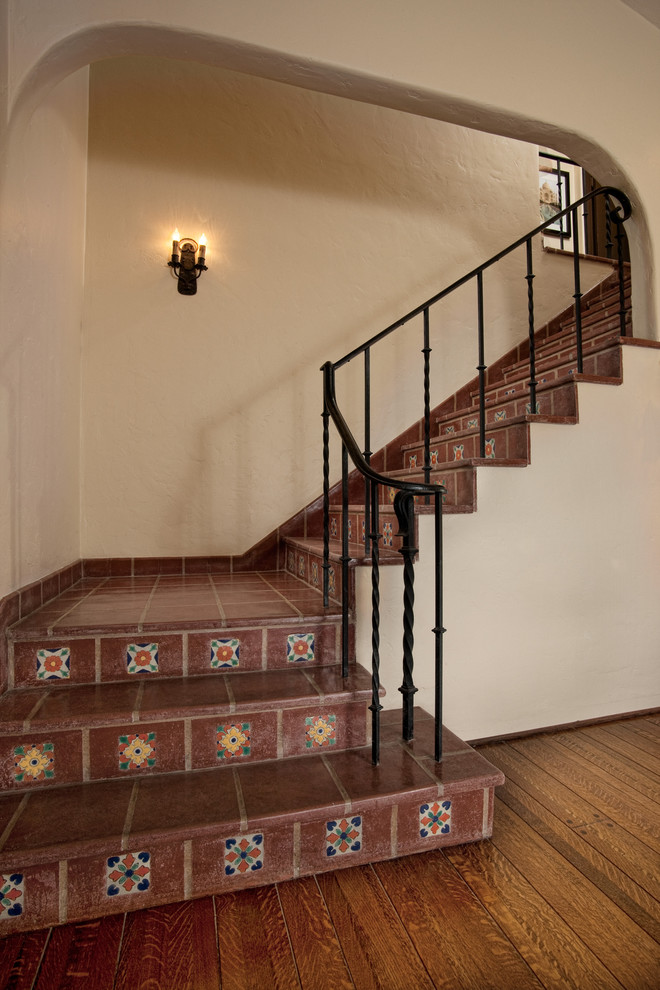 Свежая идея для дизайна: угловая лестница в средиземноморском стиле с ступенями из плитки и подступенками из плитки - отличное фото интерьера
