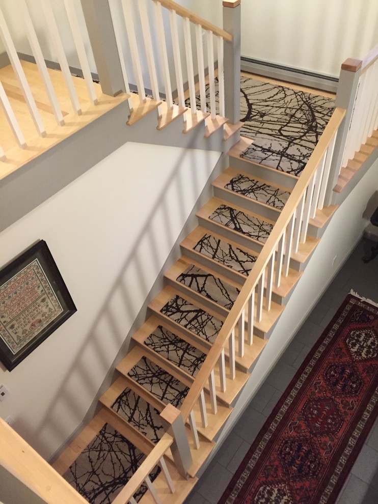 Foto de escalera recta contemporánea de tamaño medio con escalones enmoquetados y contrahuellas de madera