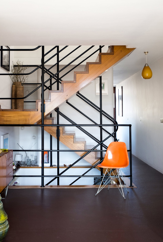 Ejemplo de escalera en U contemporánea de tamaño medio con escalones de madera y contrahuellas de metal