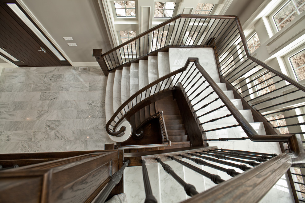 トロントにある高級な巨大なコンテンポラリースタイルのおしゃれなスケルトン階段 (木の蹴込み板) の写真