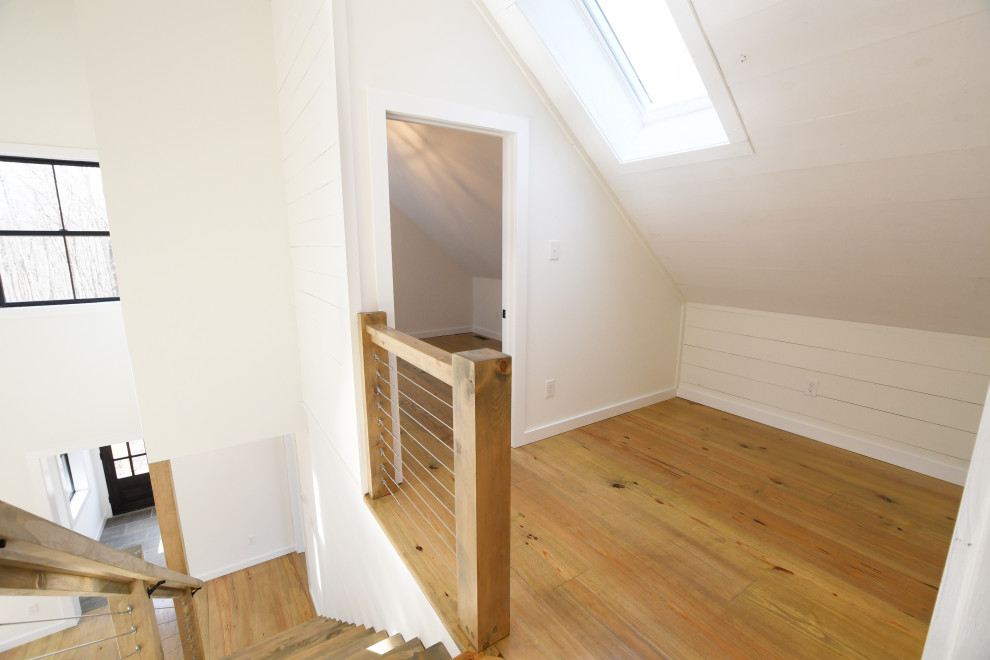 Свежая идея для дизайна: прямая лестница среднего размера в стиле кантри с деревянными ступенями и деревянными перилами без подступенок - отличное фото интерьера