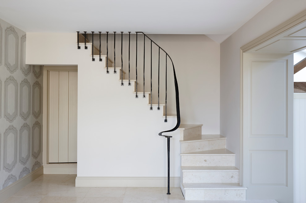 Idée de décoration pour un petit escalier droit chalet.