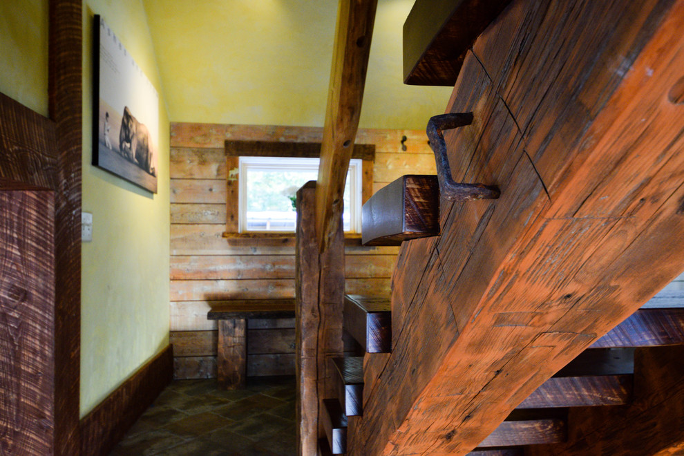 Ejemplo de escalera en L de estilo americano pequeña sin contrahuella con escalones de madera y barandilla de madera