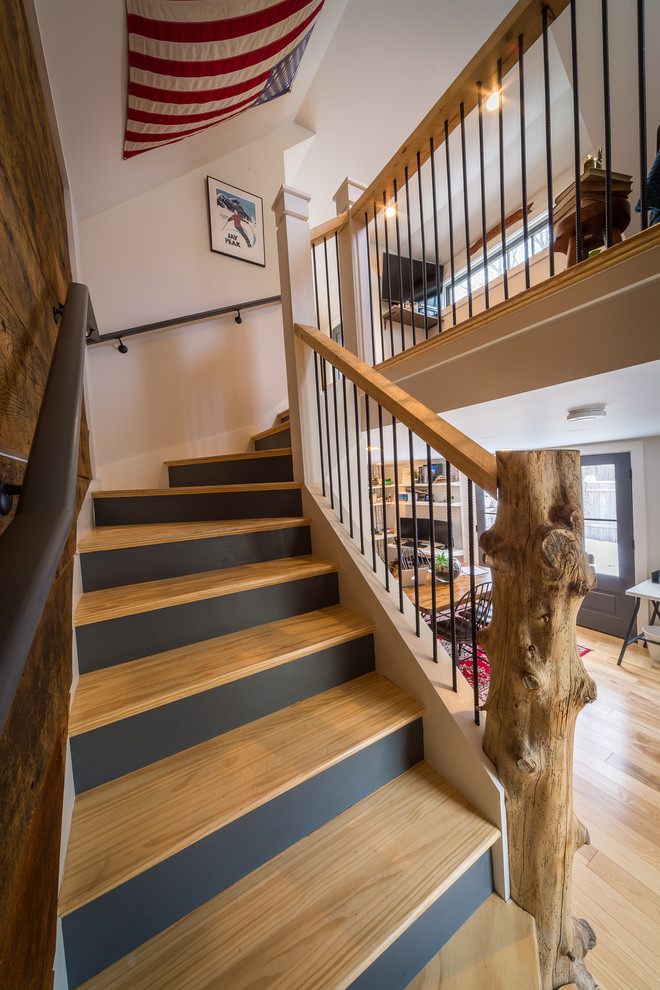 Idées déco pour un escalier peint courbe classique de taille moyenne avec des marches en bois et un garde-corps en bois.