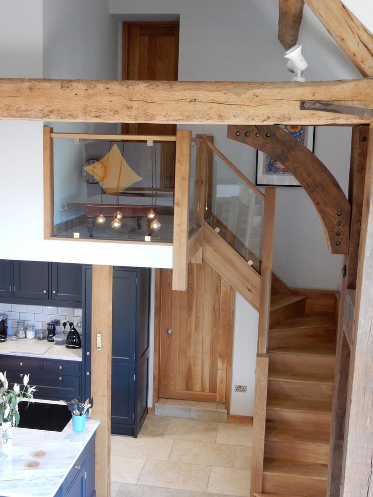 Источник вдохновения для домашнего уюта: огромная угловая деревянная лестница в стиле рустика с деревянными ступенями и деревянными перилами