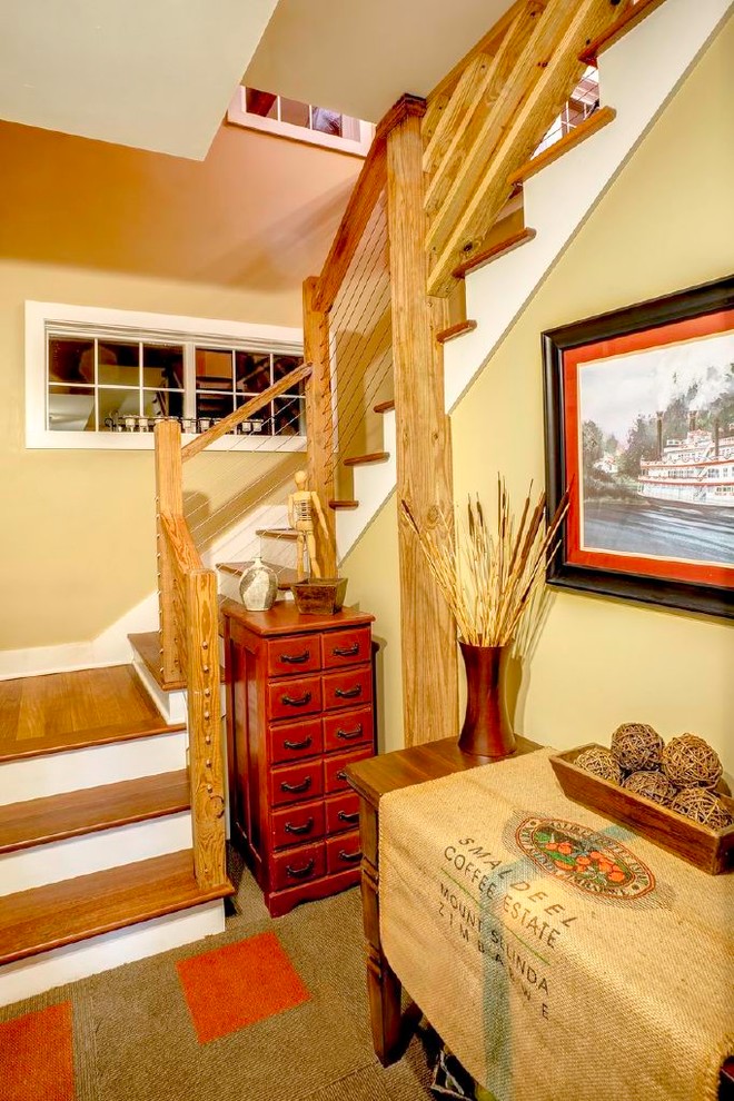 Источник вдохновения для домашнего уюта: п-образная лестница в стиле кантри с деревянными ступенями и крашенными деревянными подступенками