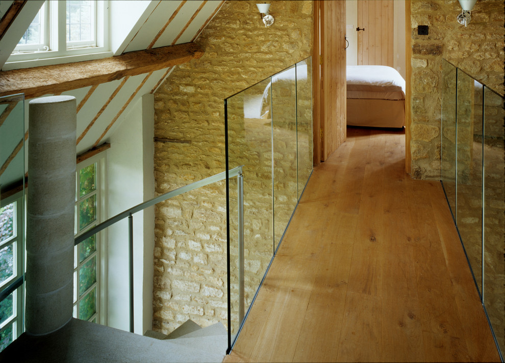 На фото: винтовая бетонная лестница среднего размера в современном стиле с бетонными ступенями и металлическими перилами