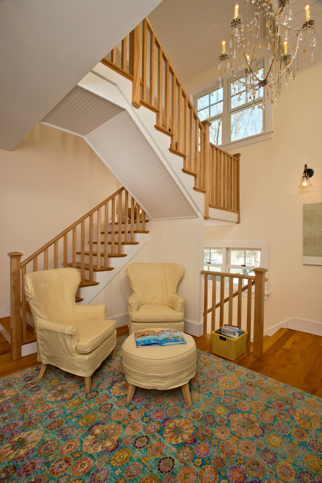 Идея дизайна: п-образная лестница в стиле кантри с деревянными ступенями, деревянными перилами и крашенными деревянными подступенками
