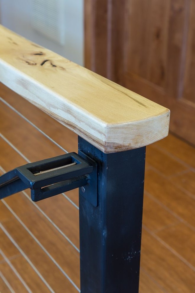 Ejemplo de escalera recta de estilo americano de tamaño medio con escalones de madera, contrahuellas de madera y barandilla de metal