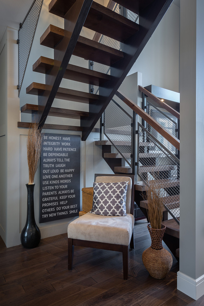 Идея дизайна: большая п-образная лестница в морском стиле с деревянными ступенями и перилами из смешанных материалов без подступенок