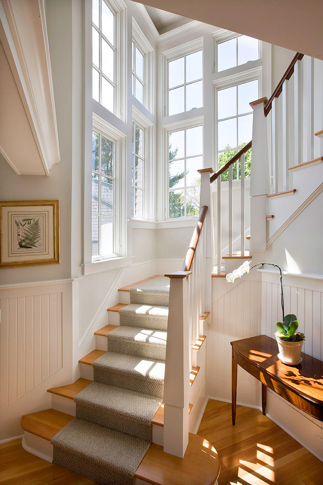 Свежая идея для дизайна: большая изогнутая лестница в викторианском стиле с деревянными ступенями и крашенными деревянными подступенками - отличное фото интерьера