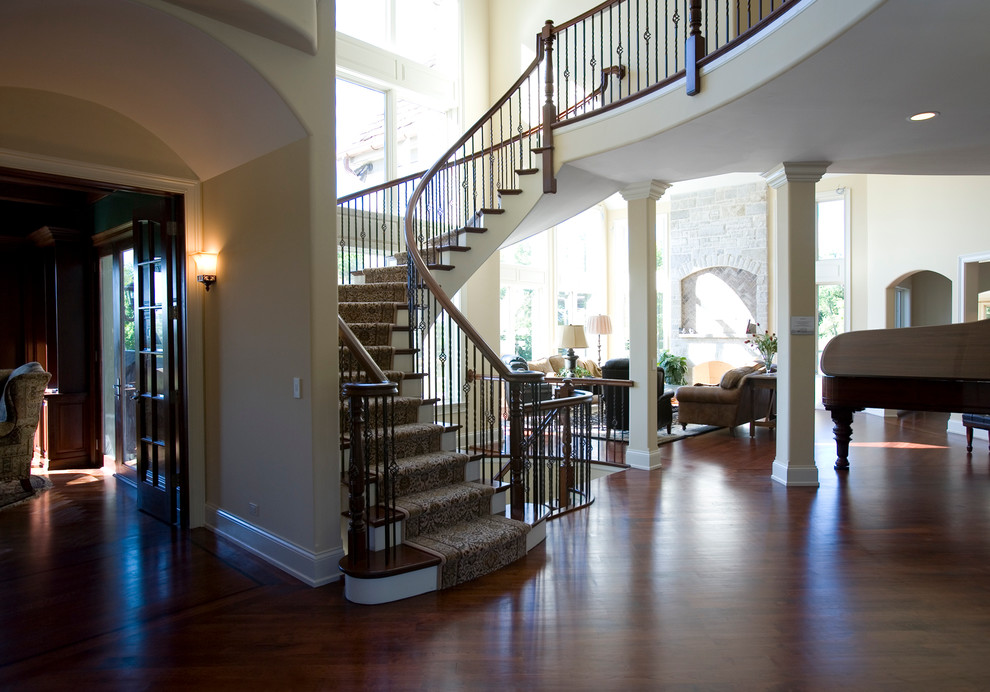 Imagen de escalera de caracol clásica extra grande con escalones de madera y contrahuellas de madera