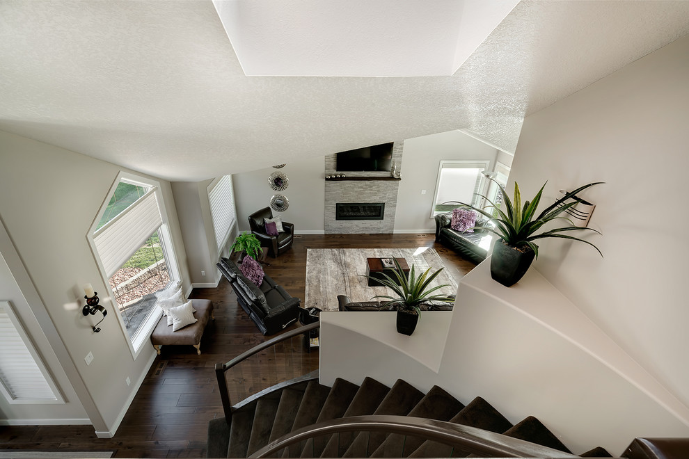 Источник вдохновения для домашнего уюта: винтовая лестница среднего размера в стиле ретро с ступенями с ковровым покрытием и ковровыми подступенками