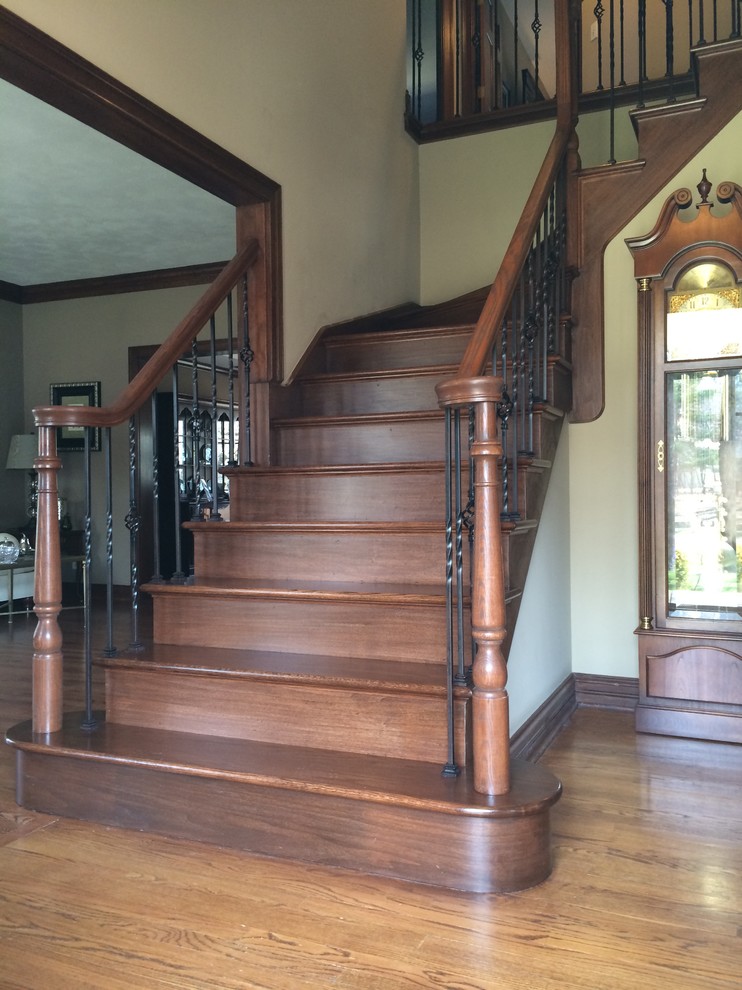 Ejemplo de escalera en L clásica con escalones de madera y contrahuellas de madera