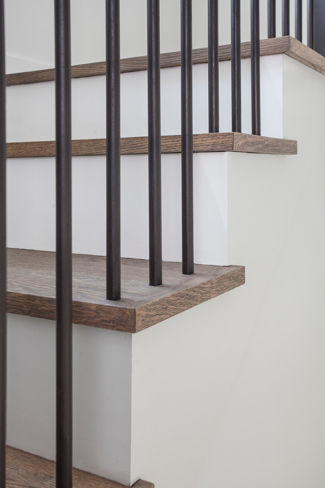 Immagine di una scala tradizionale con pedata in legno e alzata in legno verniciato