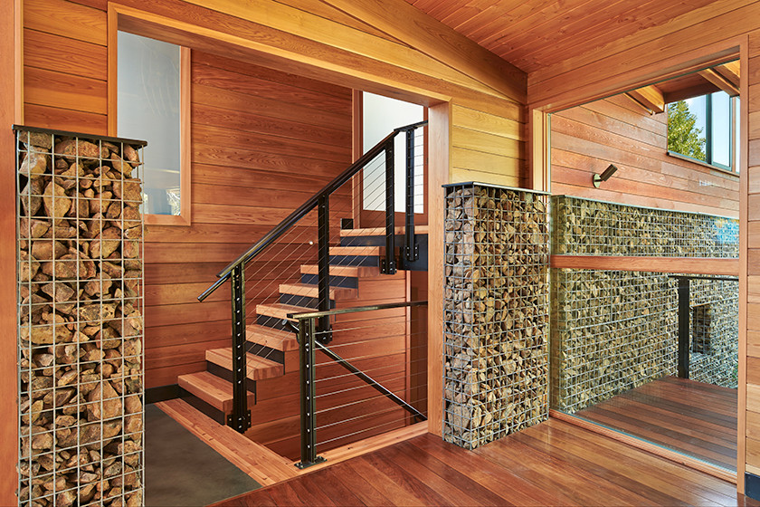 Imagen de escalera en U minimalista grande con escalones de madera y contrahuellas de metal