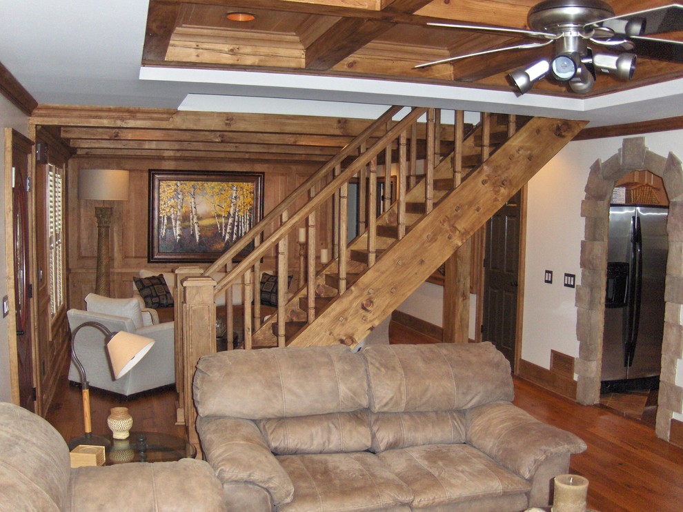 Diseño de escalera recta clásica de tamaño medio sin contrahuella con escalones de madera y barandilla de madera