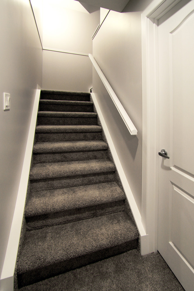Стильный дизайн: угловая лестница в современном стиле с ступенями с ковровым покрытием и ковровыми подступенками - последний тренд