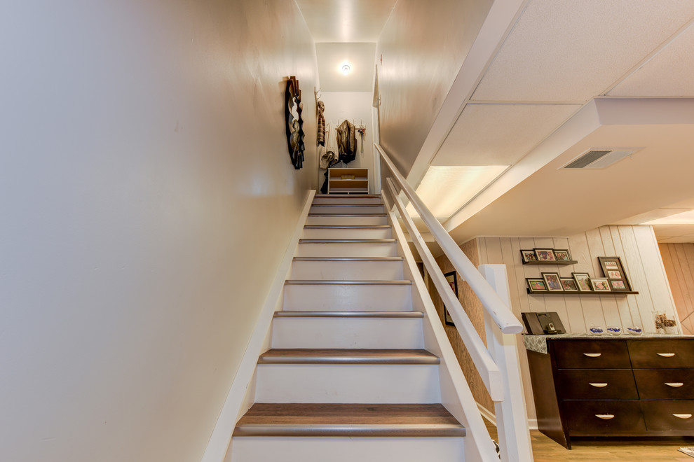 Gerade, Mittelgroße Klassische Treppe mit gefliesten Treppenstufen und gebeizten Holz-Setzstufen in Philadelphia