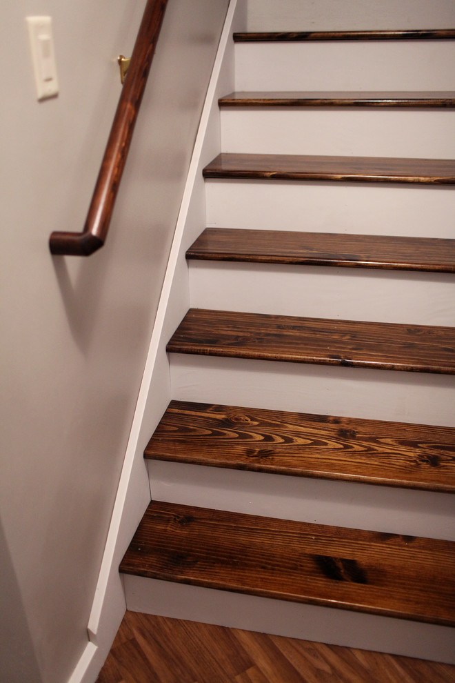 Modelo de escalera recta tradicional pequeña con escalones de madera y contrahuellas de madera
