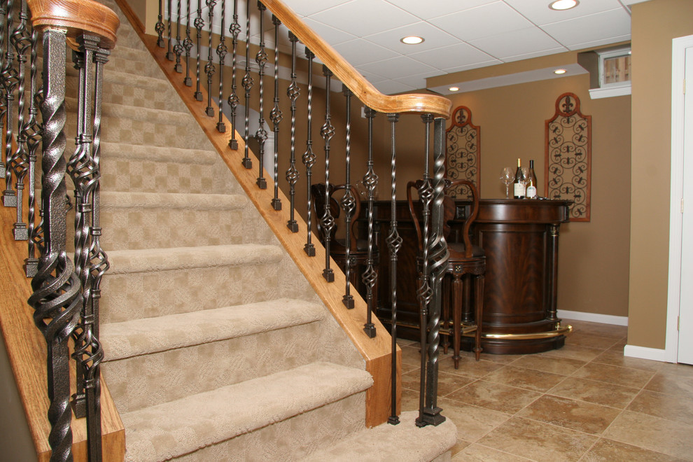 Стильный дизайн: прямая лестница среднего размера в классическом стиле с ступенями с ковровым покрытием и ковровыми подступенками - последний тренд
