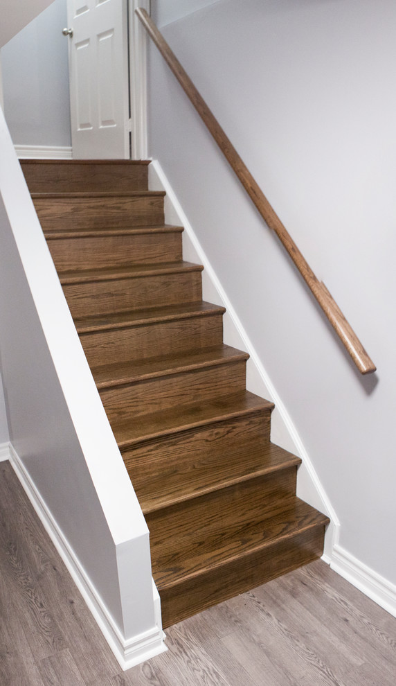 Источник вдохновения для домашнего уюта: прямая деревянная лестница среднего размера в стиле модернизм с деревянными ступенями и деревянными перилами