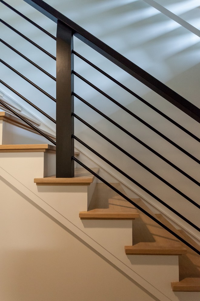 Идея дизайна: прямая лестница в современном стиле с деревянными ступенями, крашенными деревянными подступенками и перилами из смешанных материалов