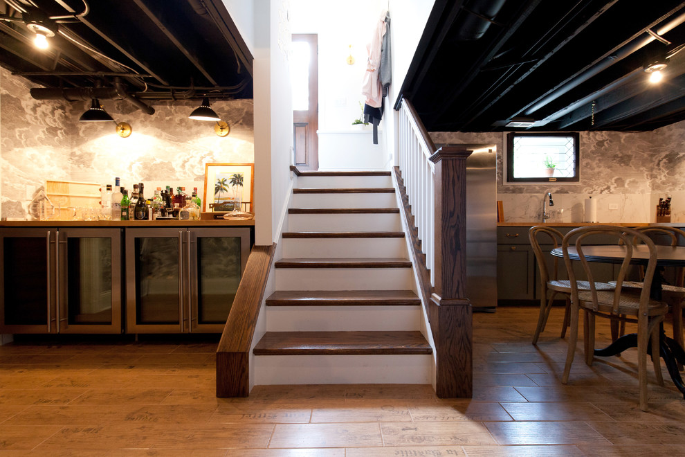 Imagen de escalera en L campestre de tamaño medio con escalones de madera, contrahuellas de madera, barandilla de madera y papel pintado