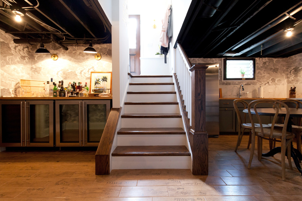 Idée de décoration pour un escalier champêtre en L de taille moyenne avec des marches en bois, des contremarches en bois, un garde-corps en bois et du papier peint.