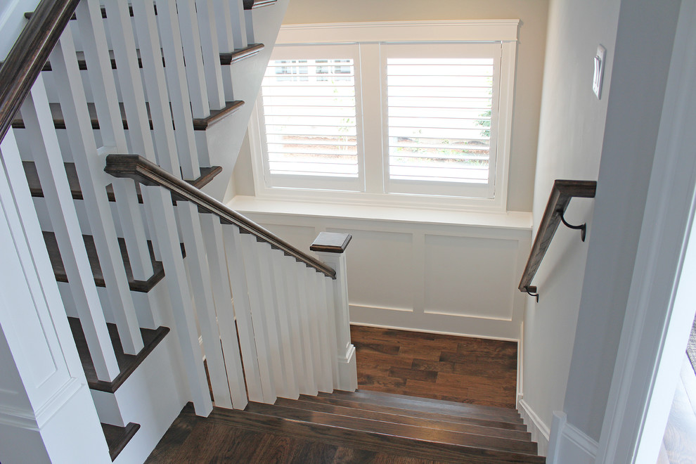 Aménagement d'un escalier classique en U de taille moyenne avec des marches en bois, des contremarches en bois et un garde-corps en bois.