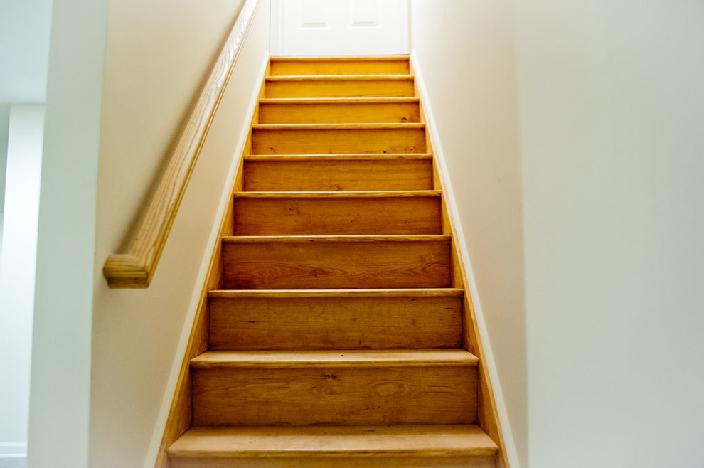 Foto de escalera recta tradicional renovada de tamaño medio con escalones de madera y contrahuellas de madera