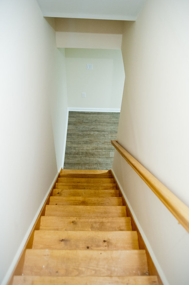 Свежая идея для дизайна: прямая деревянная лестница среднего размера в стиле неоклассика (современная классика) с деревянными ступенями - отличное фото интерьера
