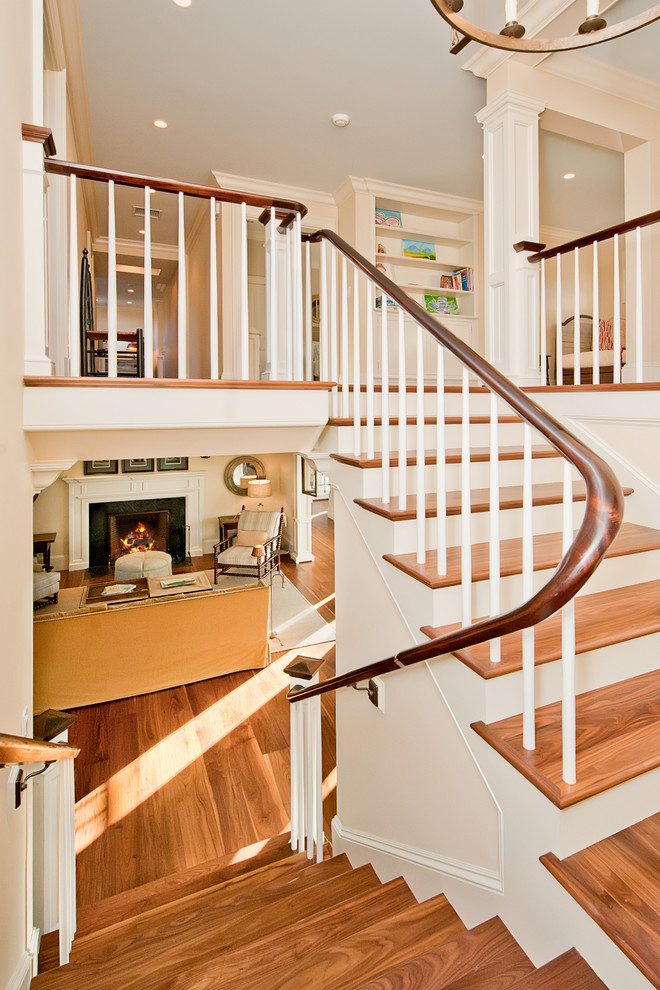 Foto de escalera en U tradicional de tamaño medio con escalones de madera pintada y contrahuellas de madera pintada