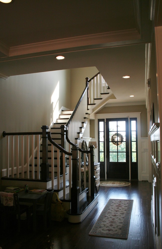 Пример оригинального дизайна: большая угловая деревянная лестница в классическом стиле с деревянными ступенями
