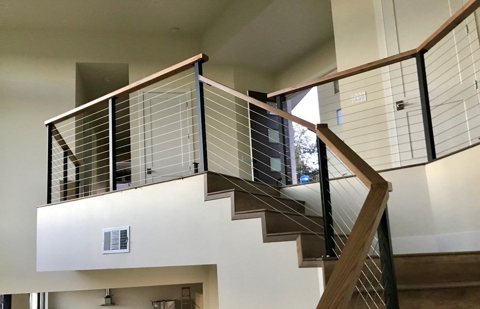 Moderne Treppe mit Drahtgeländer in San Diego