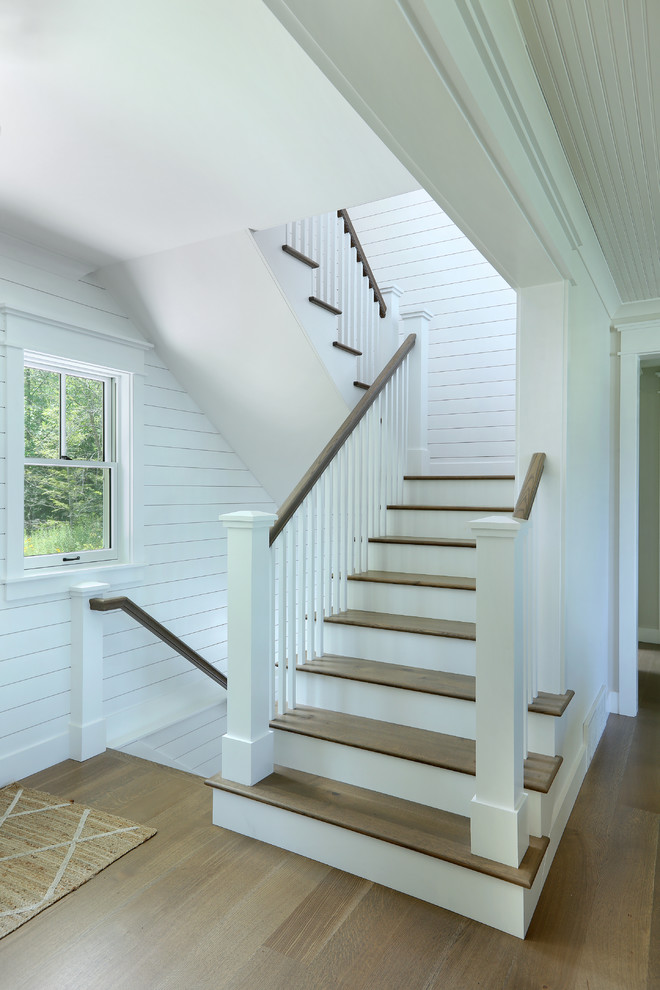 Источник вдохновения для домашнего уюта: маленькая п-образная лестница в стиле кантри с деревянными ступенями, крашенными деревянными подступенками и деревянными перилами для на участке и в саду