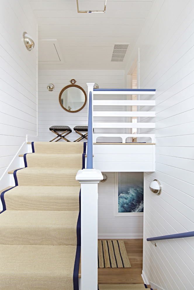 Cette image montre un escalier peint marin en U de taille moyenne avec des marches en bois.