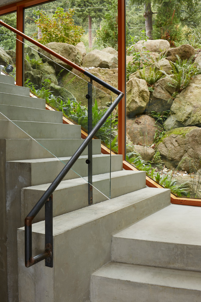 Идея дизайна: бетонная лестница в современном стиле с бетонными ступенями и стеклянными перилами