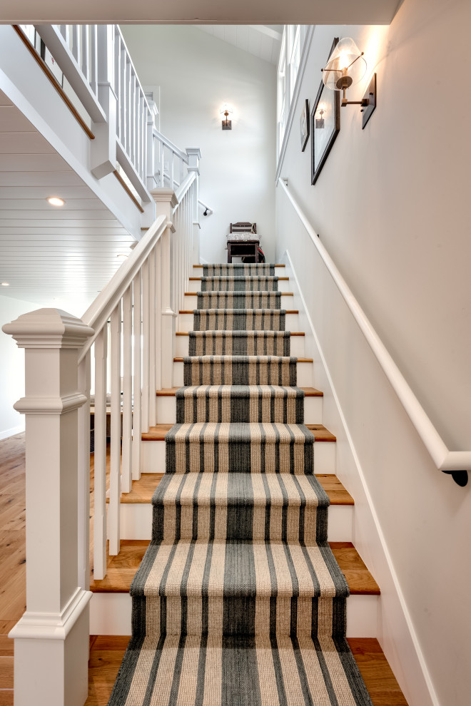 Идея дизайна: прямая лестница среднего размера в морском стиле с крашенными деревянными ступенями, крашенными деревянными подступенками и деревянными перилами