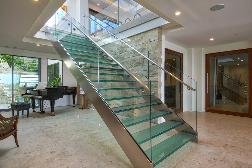 Inspiration för stora moderna raka trappor i glas, med öppna sättsteg och räcke i glas