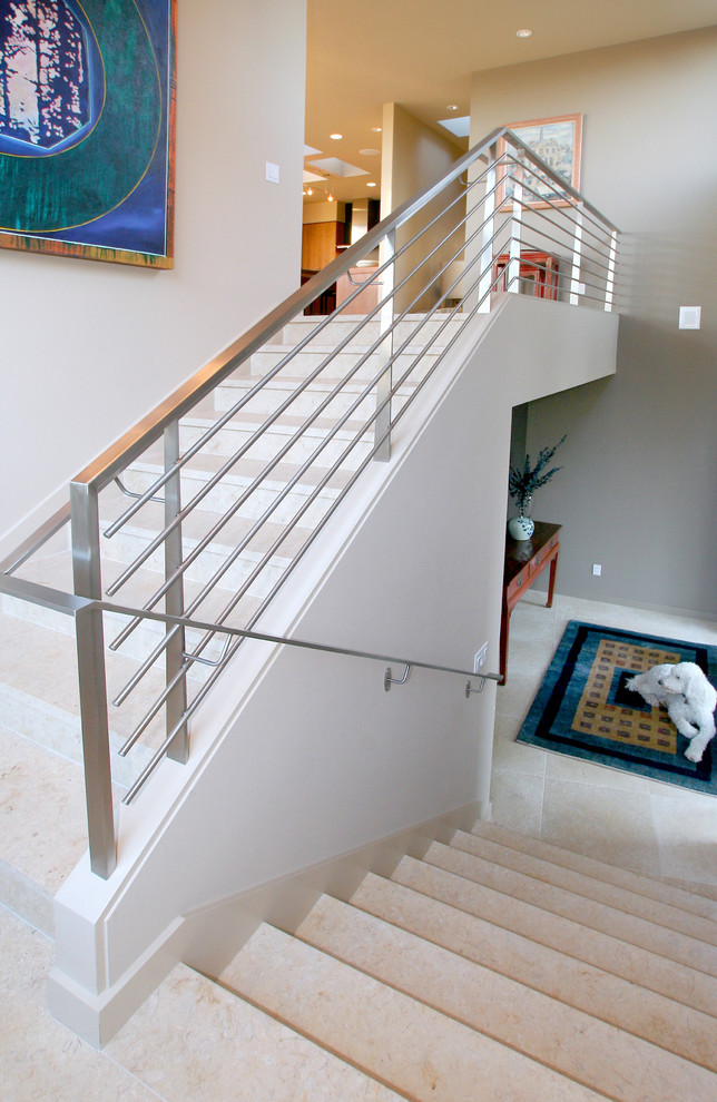 Imagen de escalera en U minimalista con escalones con baldosas y contrahuellas con baldosas y/o azulejos