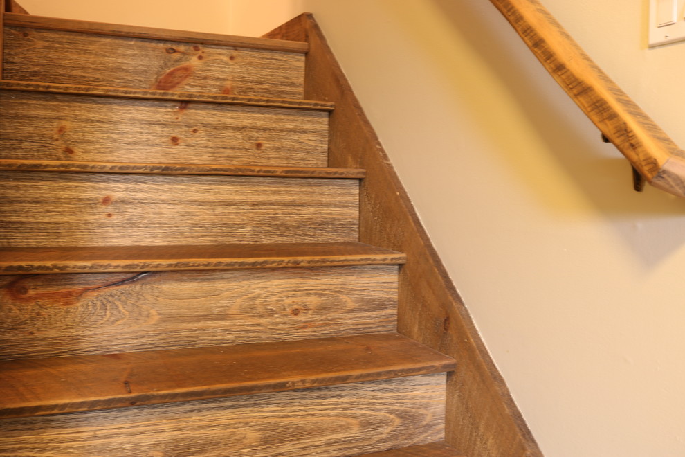 Diseño de escalera en L actual pequeña con escalones de madera, contrahuellas de madera y barandilla de madera