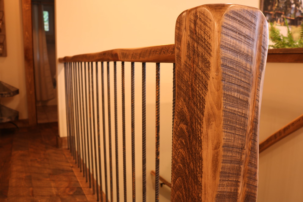 Foto di una piccola scala a "L" design con pedata in legno, alzata in legno e parapetto in legno