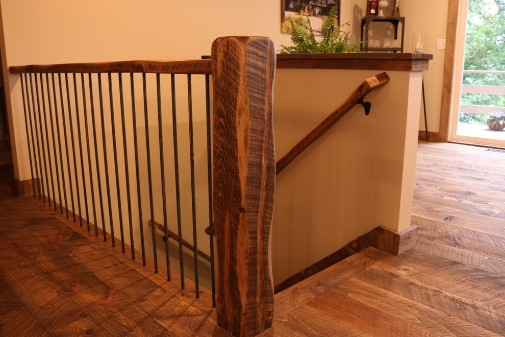 Immagine di una piccola scala a "L" minimal con pedata in legno, alzata in legno e parapetto in legno