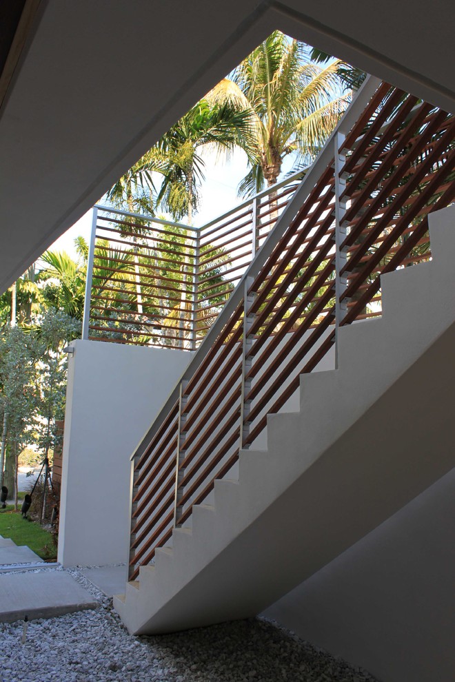 Свежая идея для дизайна: маленькая угловая деревянная лестница в стиле модернизм с деревянными ступенями для на участке и в саду - отличное фото интерьера