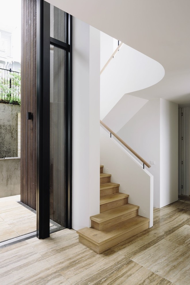 Idées déco pour un escalier contemporain en U avec des marches en bois, des contremarches en bois et un garde-corps en bois.