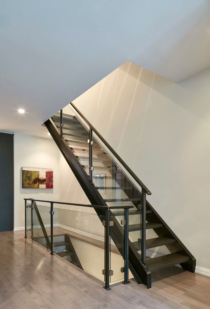 Modelo de escalera suspendida moderna grande sin contrahuella con escalones de madera y barandilla de vidrio